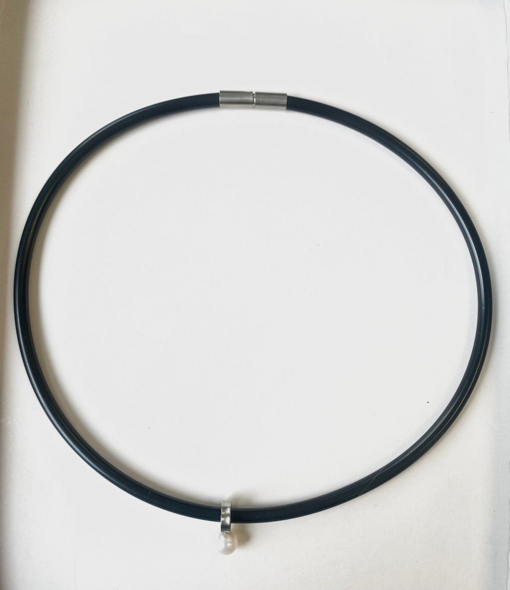 Teno Collier Roestvrijstaal met zoetwater parel  , Rubber 45 cm Ø4.5 mm