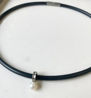 Teno Collier Roestvrijstaal met zoetwater parel  , Rubber 45 cm Ø4.5 mm